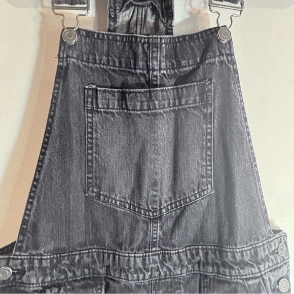 GAP Sz M Women's Washe Out Black Denim Overalls Patch Pockets Ankle Length Denim - Picture 3 of 10